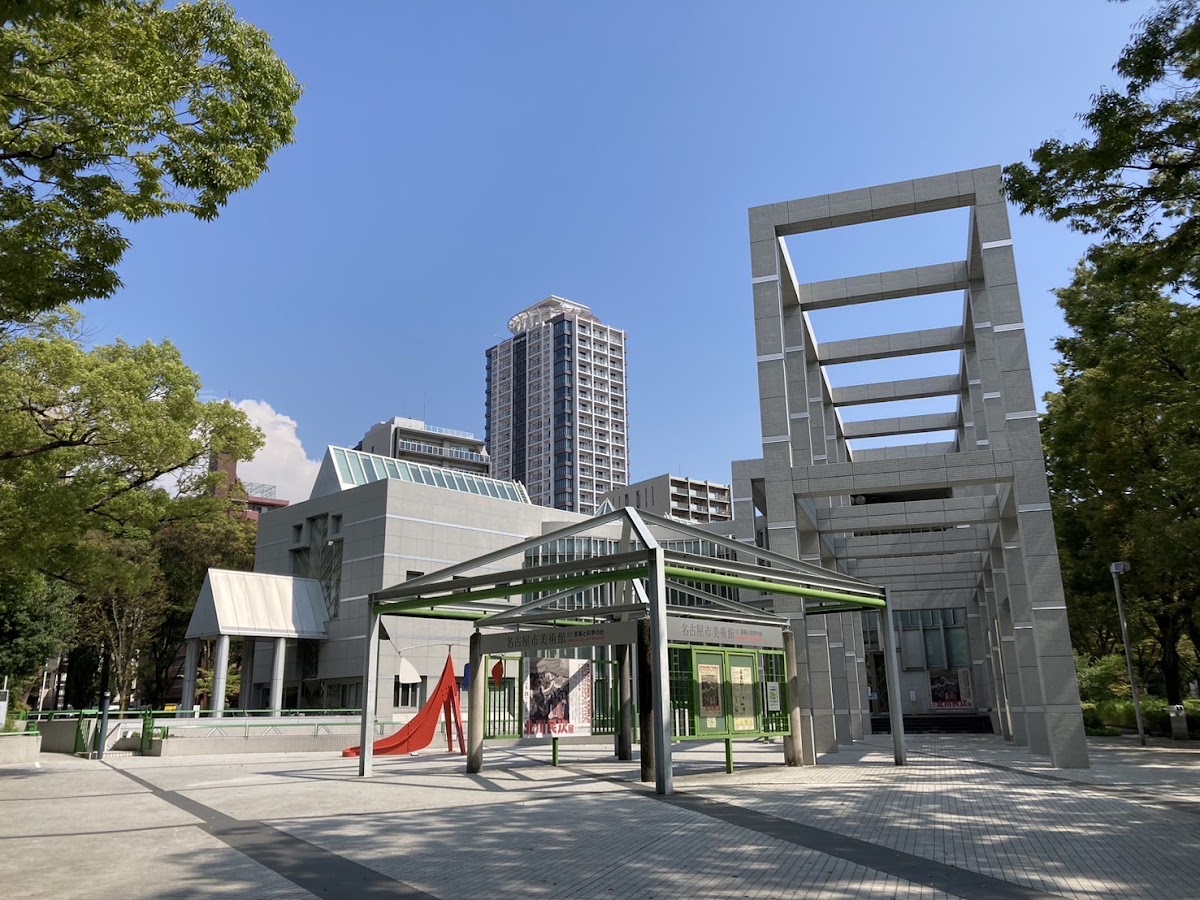 晴空下的美術館建築與高樓景觀