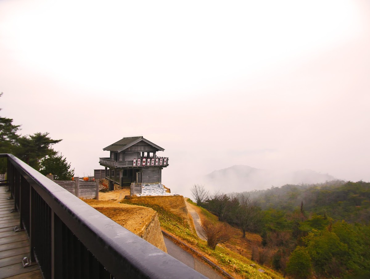 遠眺山嵐雲霧中的鬼之城建築