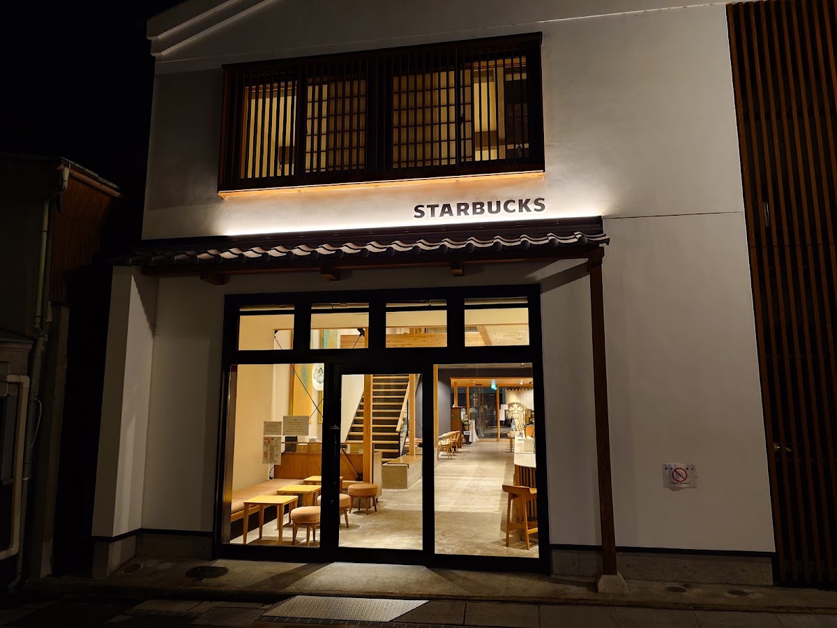 夜晚點燈的星巴克店面