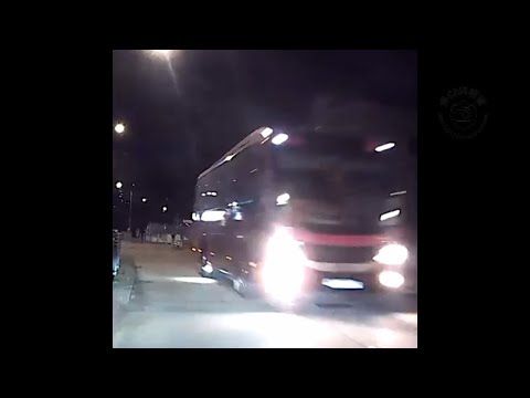 車CAM直擊 - 青磚圍 旅巴揸到過晒界 唔剷上壆就硬撼