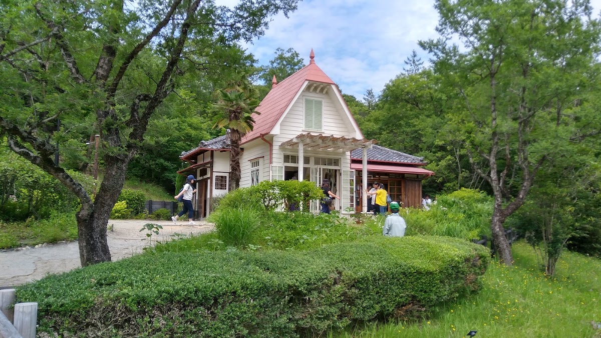 薩琪和梅的家，綠意盎然的戶外建築