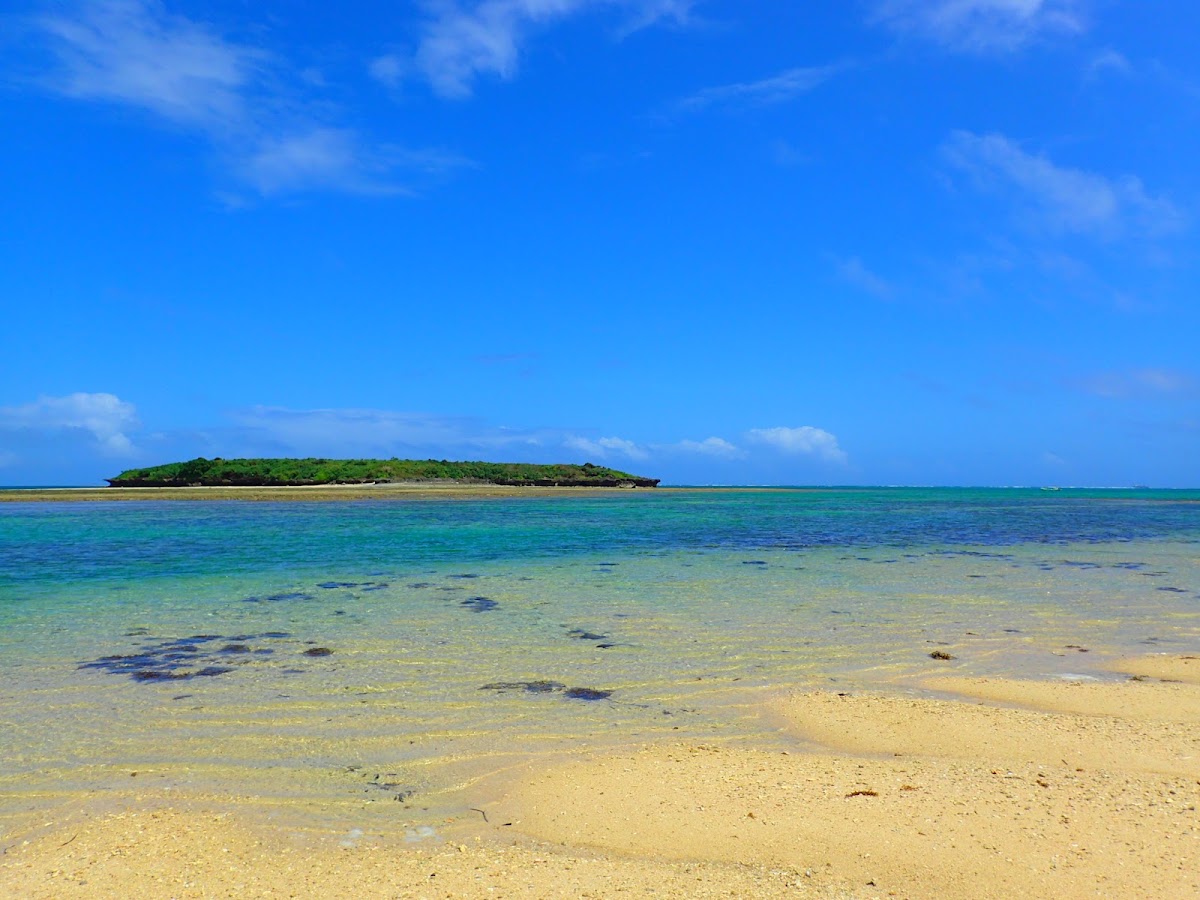 清澈海水與沙灘美景
