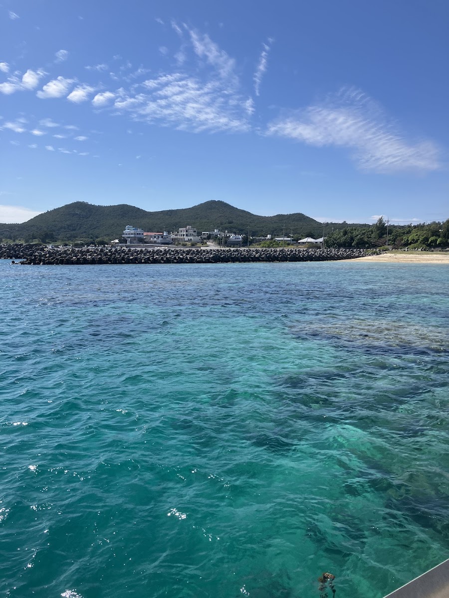 清澈海水與遠方港口防波堤