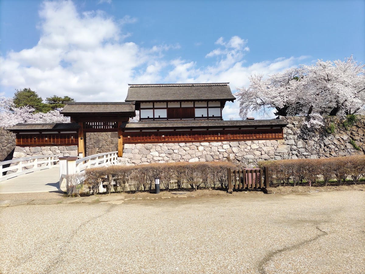 松代城門與盛開櫻花的大景