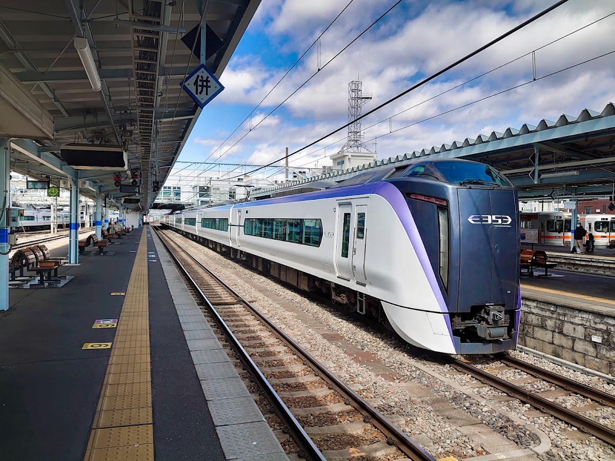 月台停靠的 E353 系特急列車