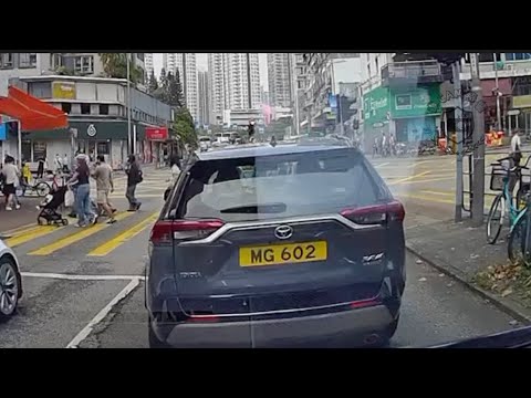 車CAM直擊 - 私家車衝燈被的士T骨 大埔寶鄉街 