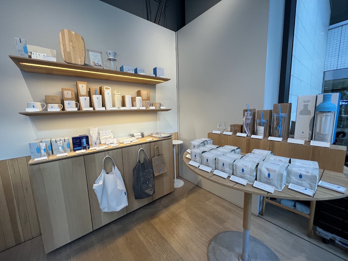 店內商品展示架與咖啡豆