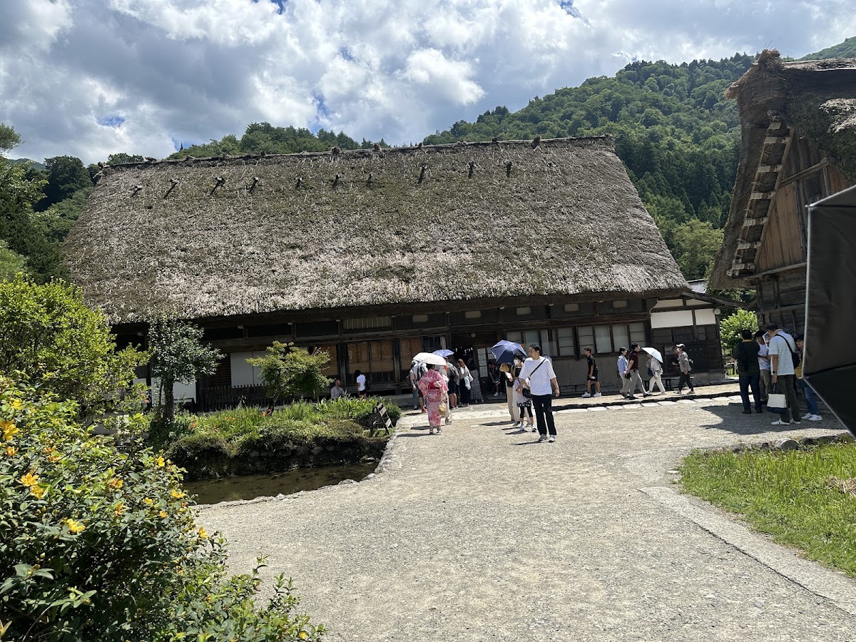 遊客造訪和田家住宅外觀