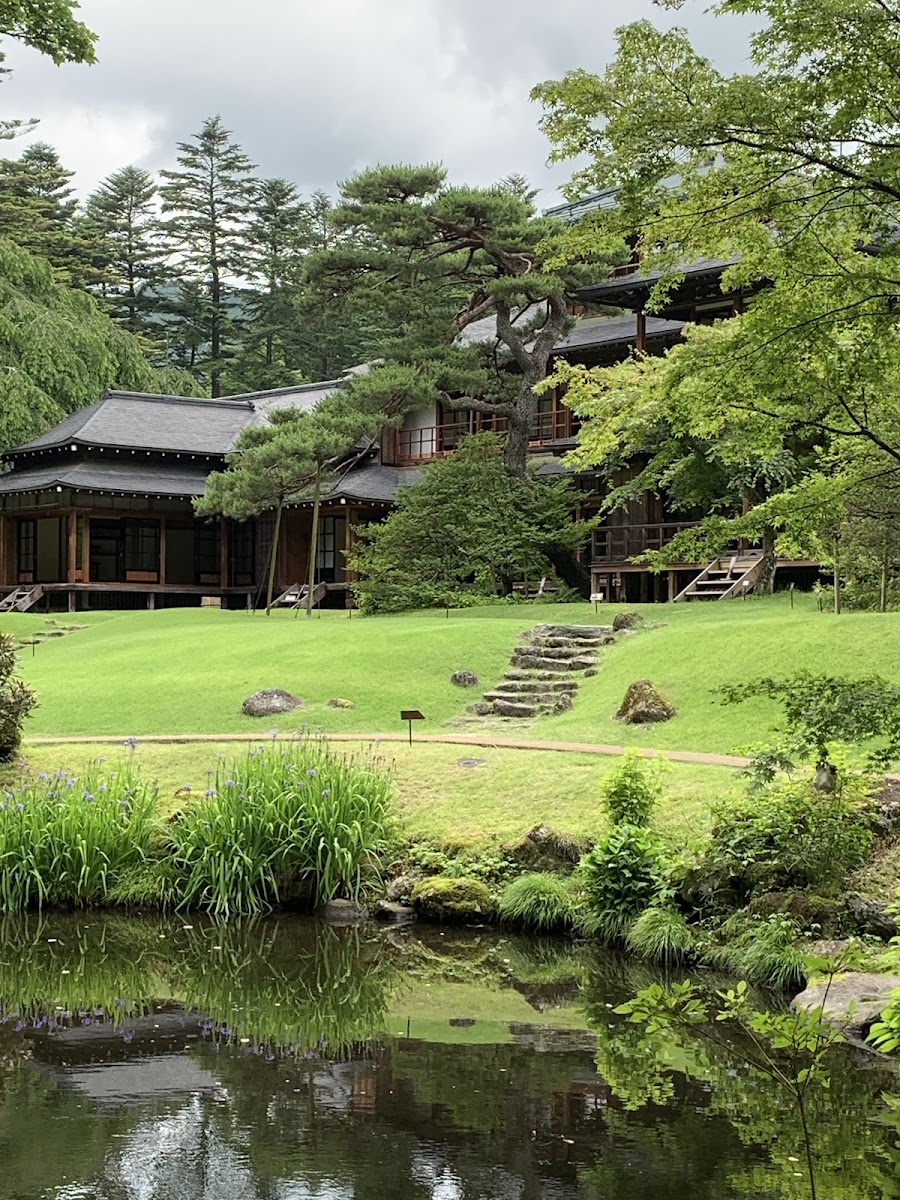 日式庭園造景與池塘倒影