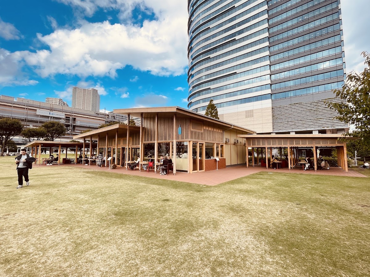 藍瓶咖啡外觀與遠方高樓全景