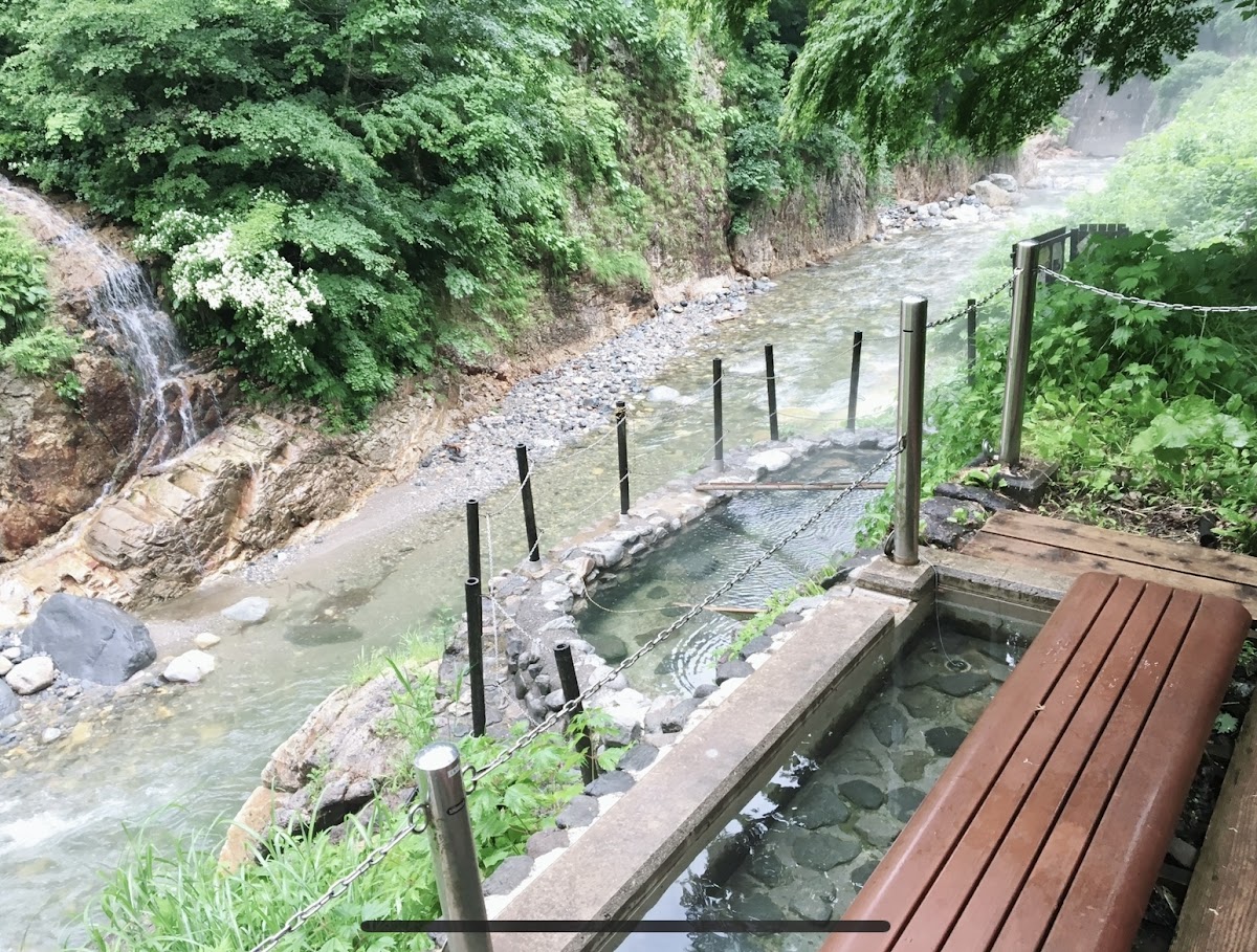 溪流旁的足湯與木椅