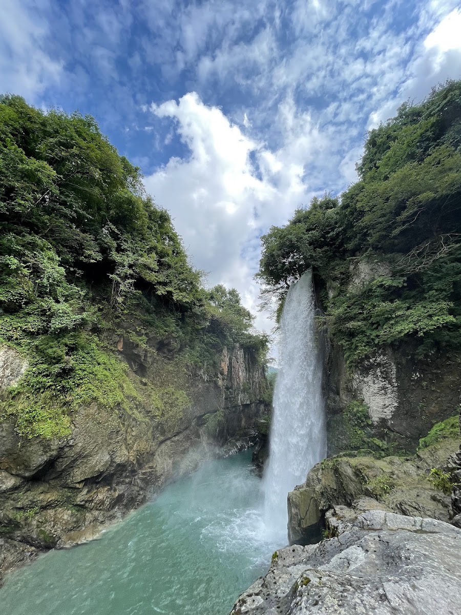 手取峽谷與綿ヶ滝瀑布直式景觀