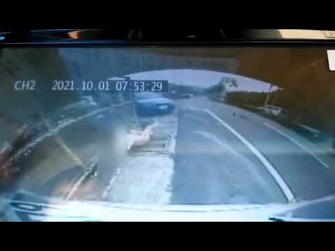車CAM直擊 - (不知明地方) 難度系數9.5，交通意外之下完美送條女落車，小心駕駛，安全帶好緊要。