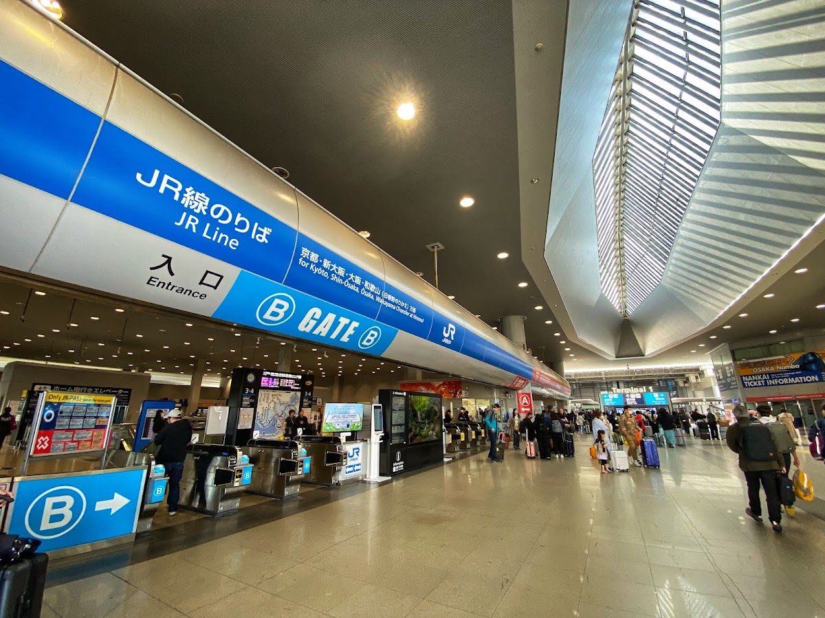 關西機場車站JR線驗票口大廳內部