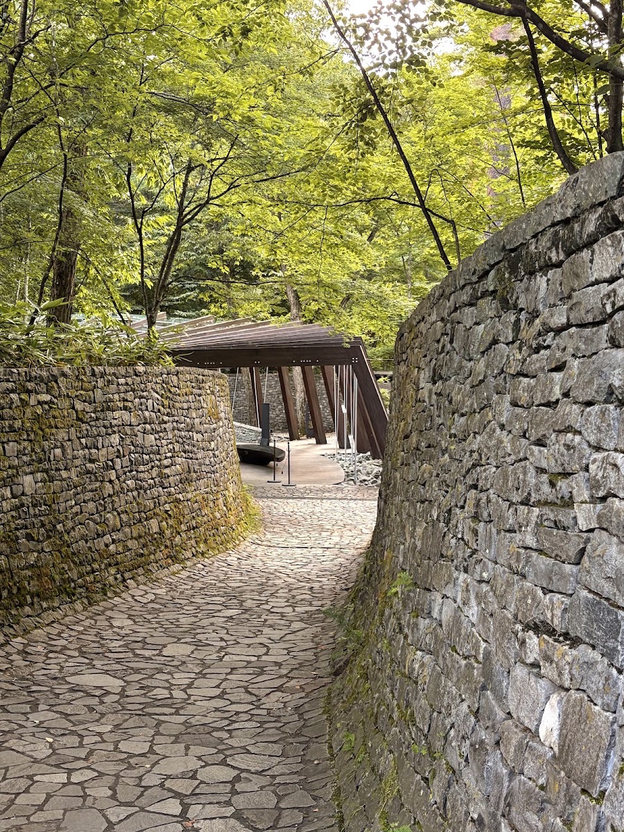 綠意環繞的石牆與木造建築走道