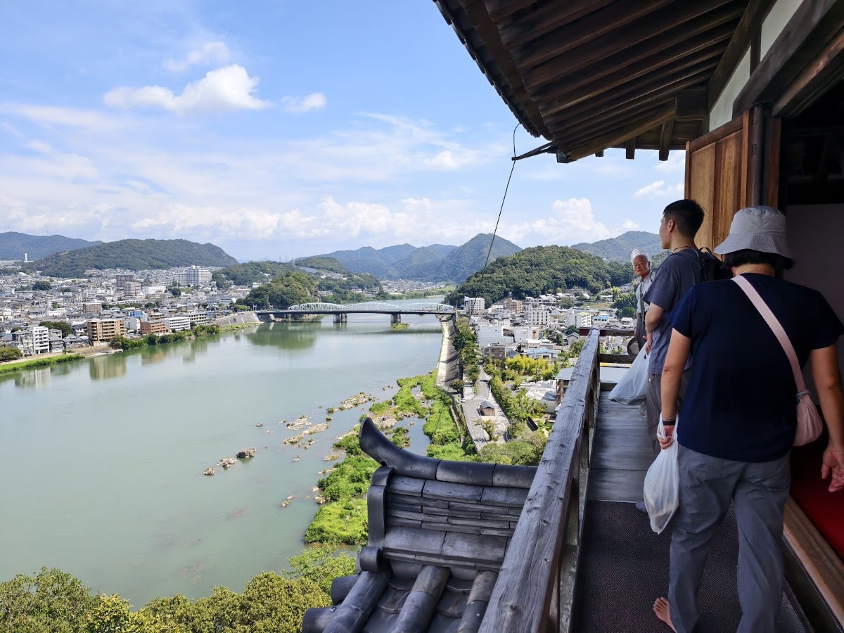 城堡走廊遊客俯瞰遠方風景