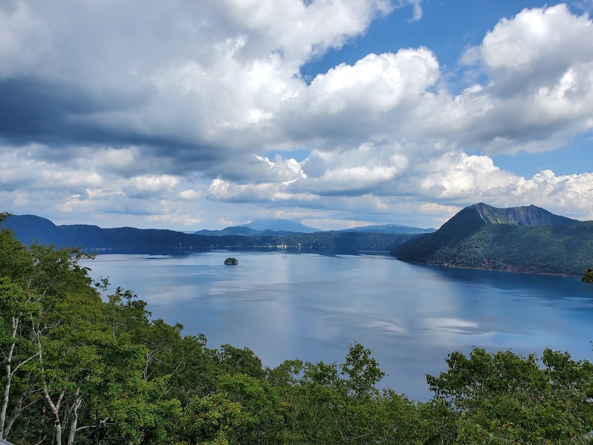 藍天白雲下的湖泊山景大景