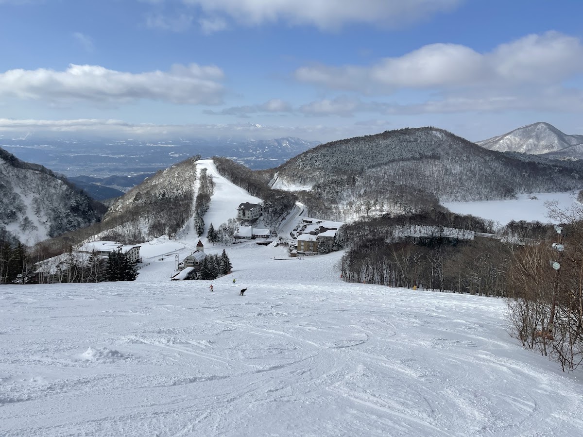 志賀高原滑雪場雪道全景與遠山