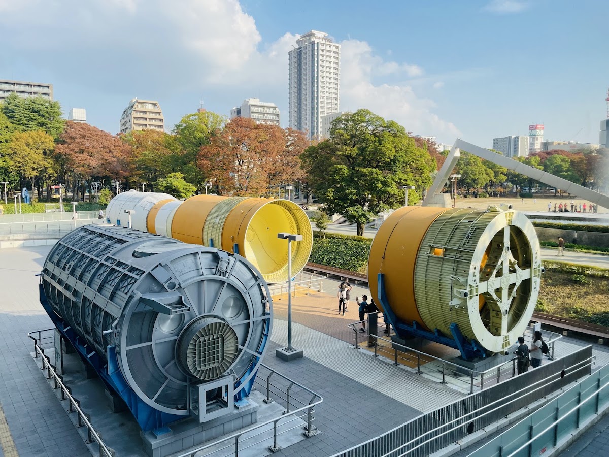 戶外展示的大型火箭推進器