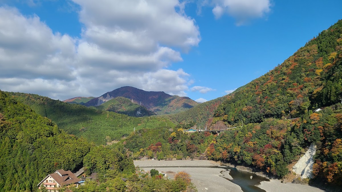 秋天紅葉季節的山谷與河流景色