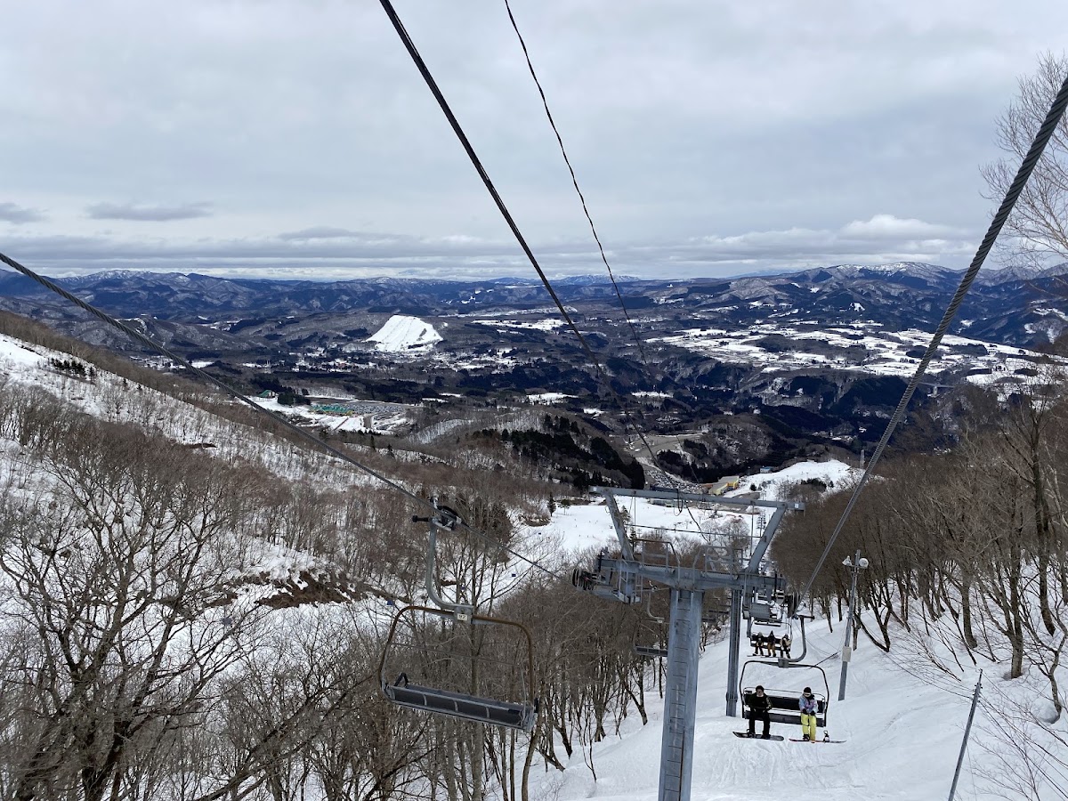 從纜車上俯瞰遠方山景與滑雪場