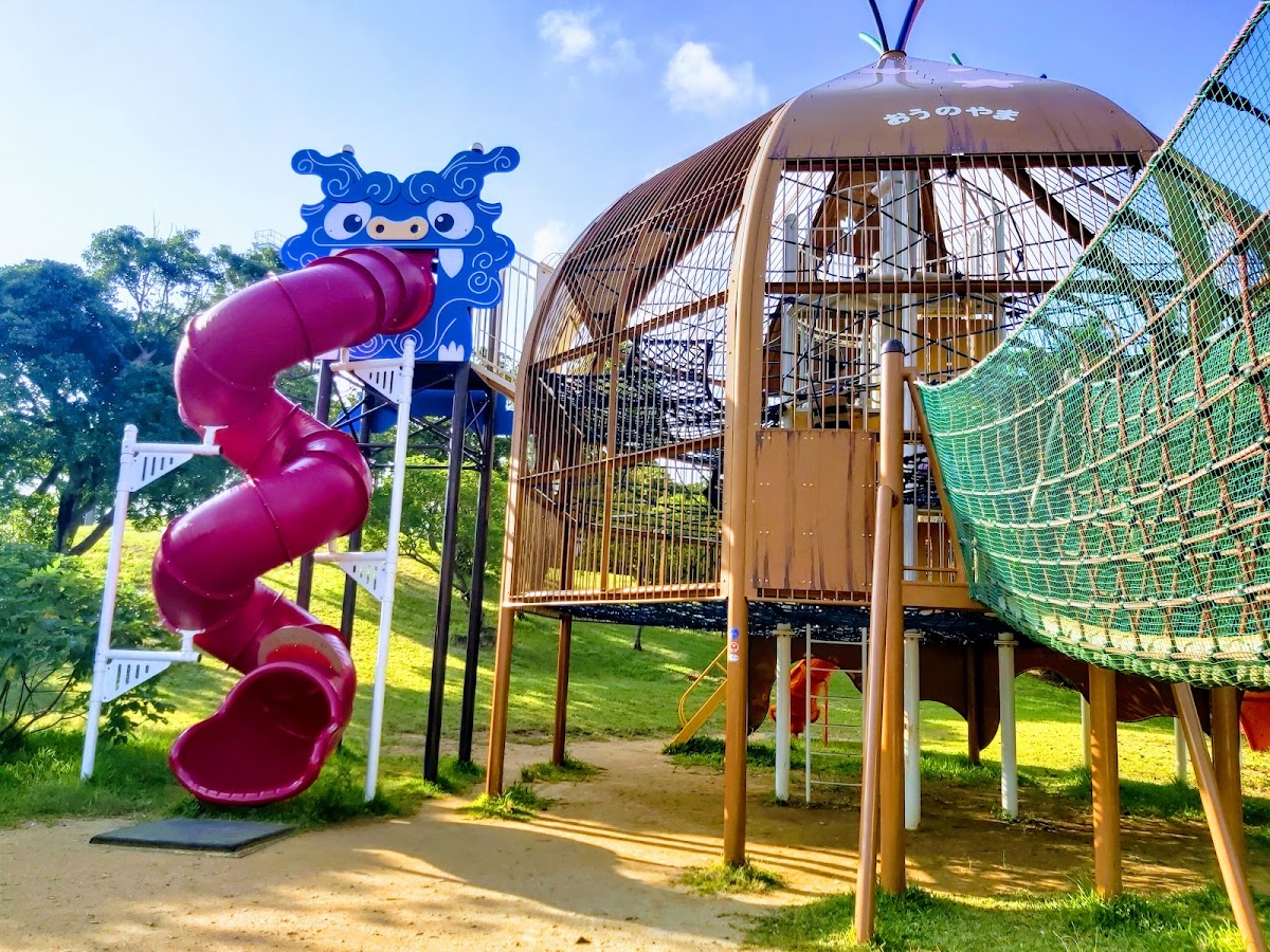 公園內的遊樂設施與攀爬網
