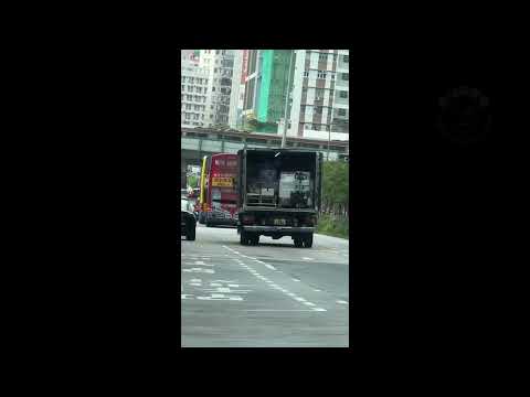 直擊 - 貨車無關尾門開車 極危險