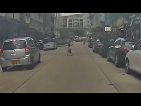 車CAM直擊 - 生仔要考牌🤦‍♂️ 學童馬路中心隨處走