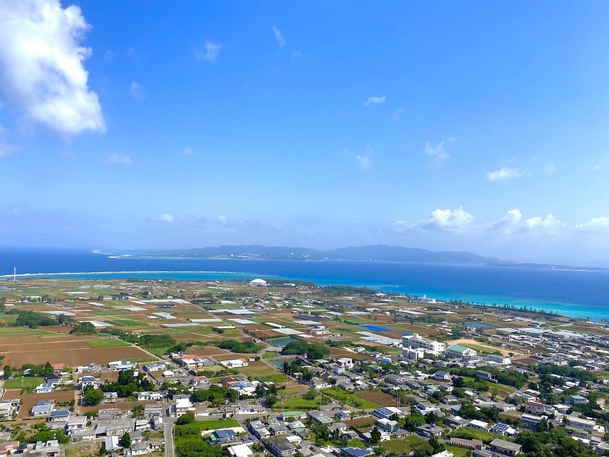 從山頂俯瞰伊江島村落與遠方大海