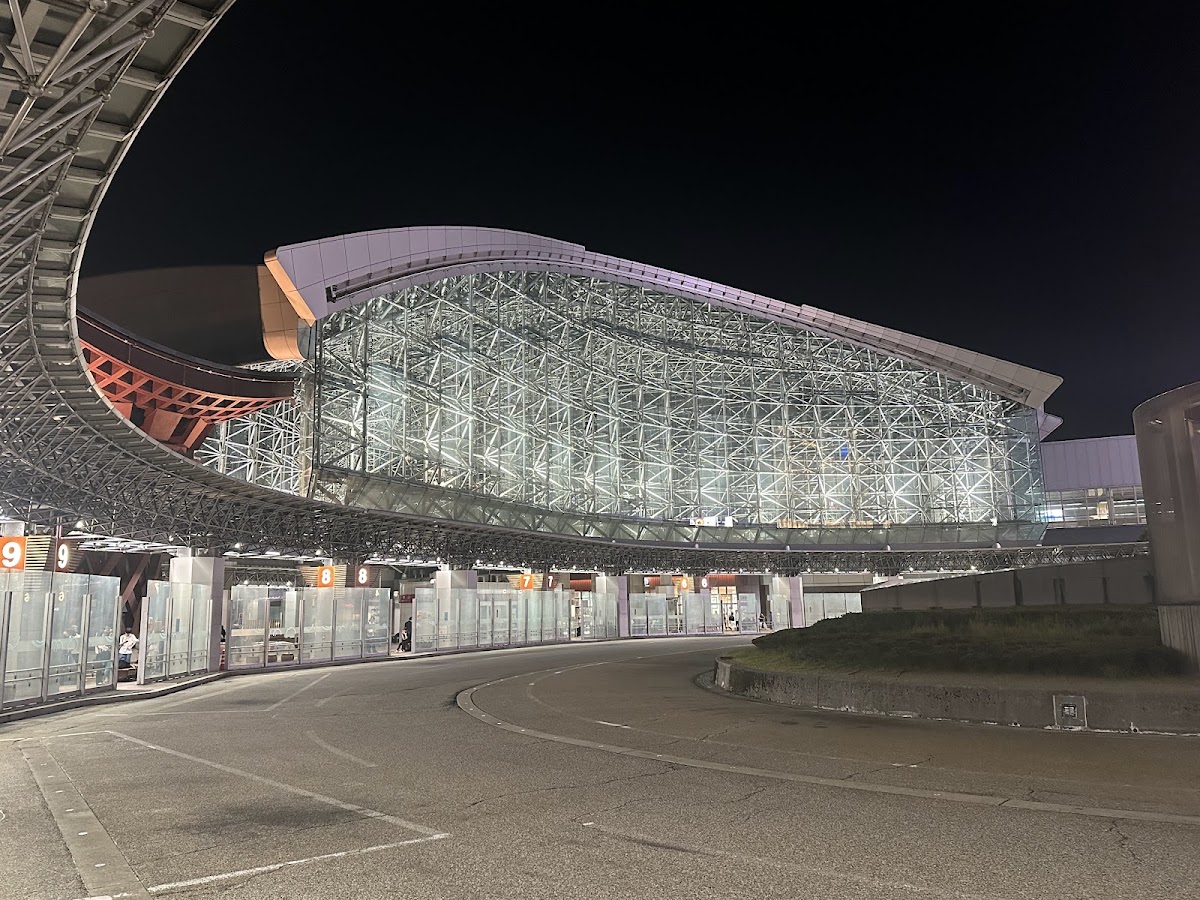 夜間金澤車站圓弧玻璃帷幕外觀