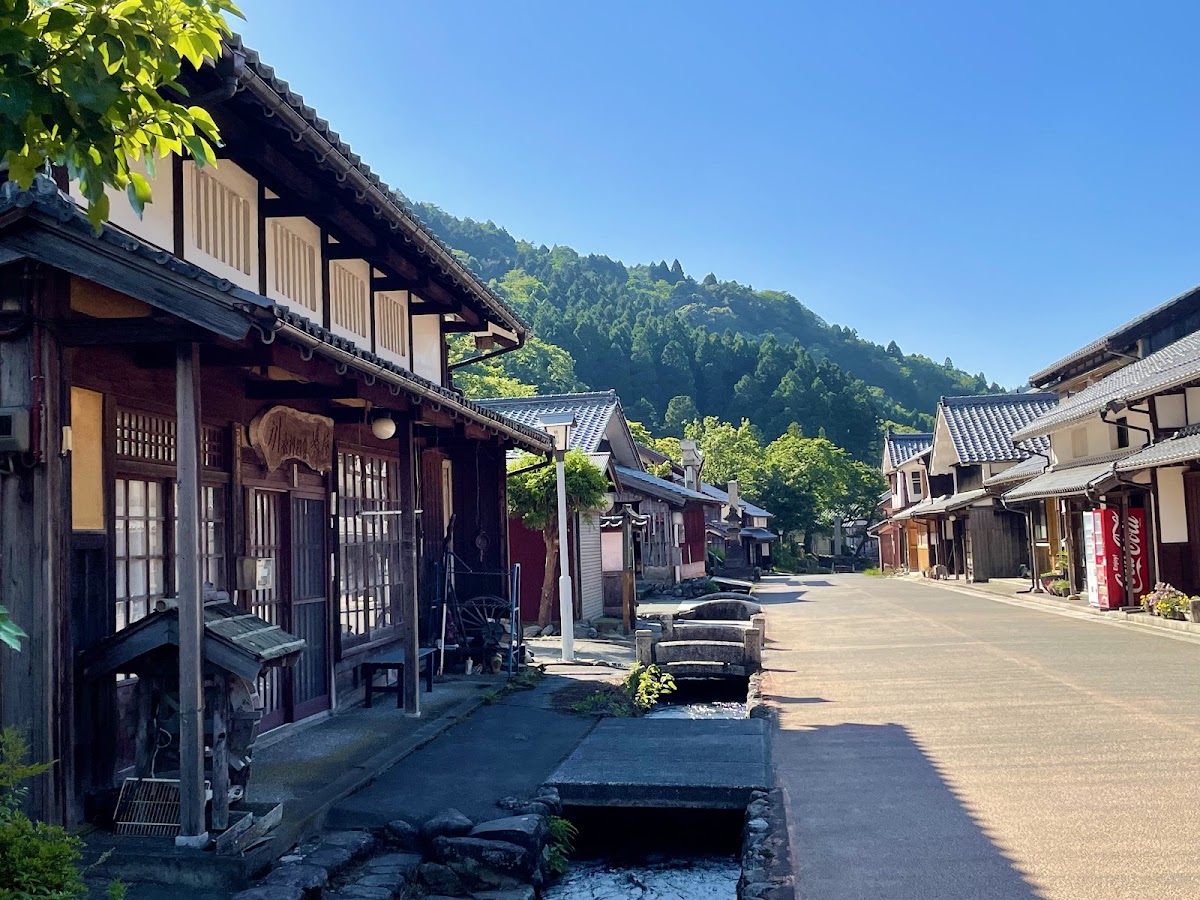 藍天白雲下的熊川宿傳統街道