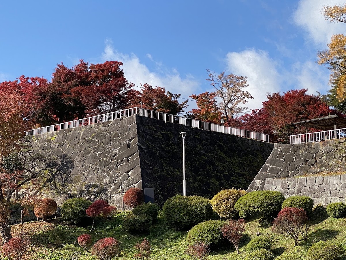 盛岡城石牆與秋季紅葉大景