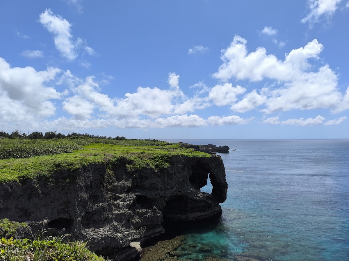 萬座毛象鼻岩與藍天白雲海景