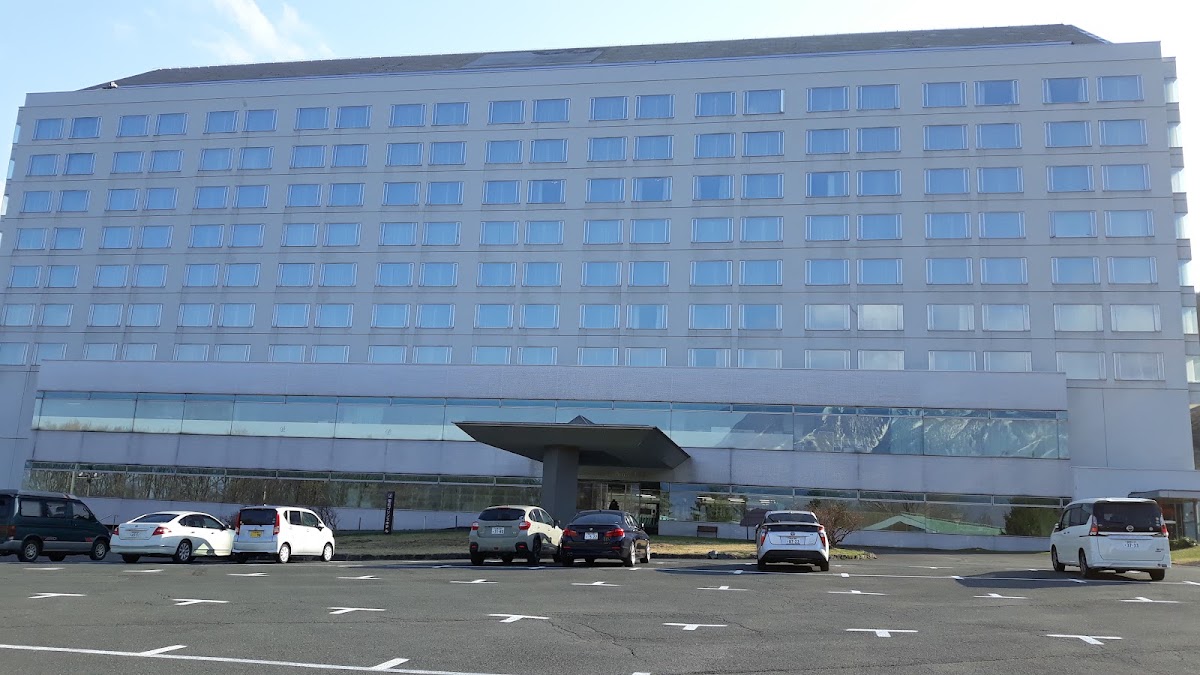 飯店建築外觀與停車場