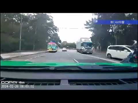 車CAM直擊 - 落馬洲九記路口 Benz 收掣不及撞亂過馬路行人