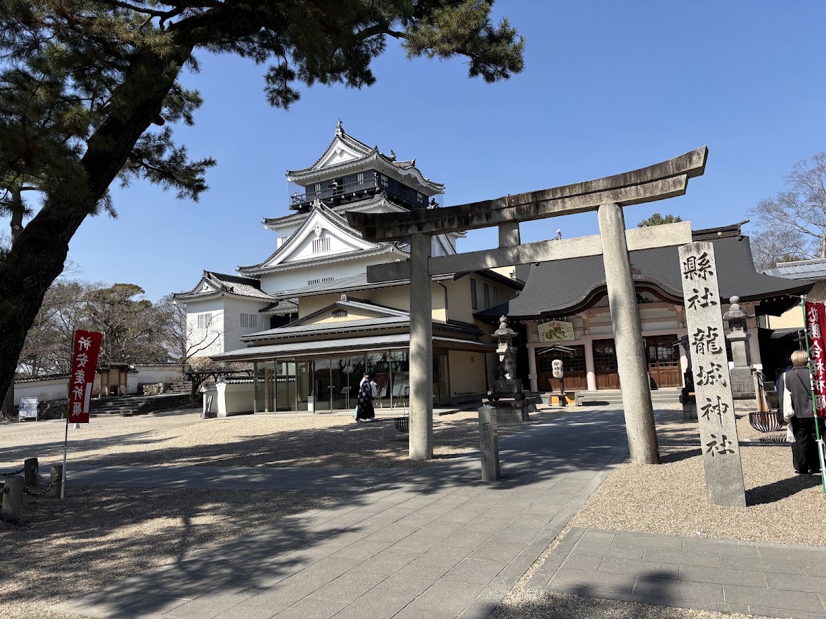龍城神社鳥居與岡崎城