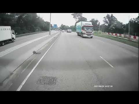 車cam直擊 新田公路 馬路炸彈 連撞2車￼！