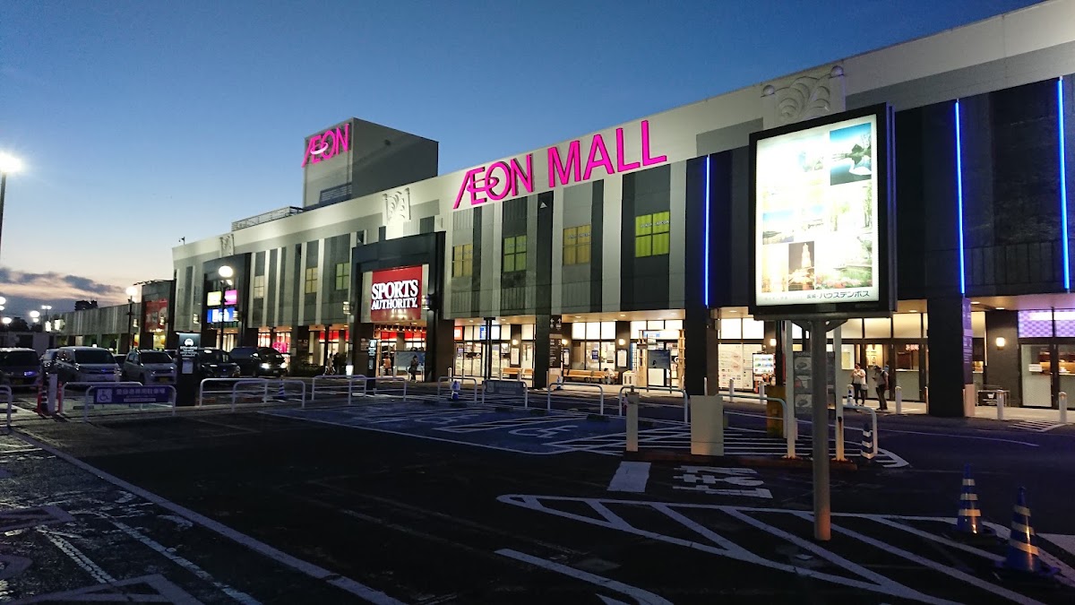 傍晚AEON MALL戶外外觀與停車場