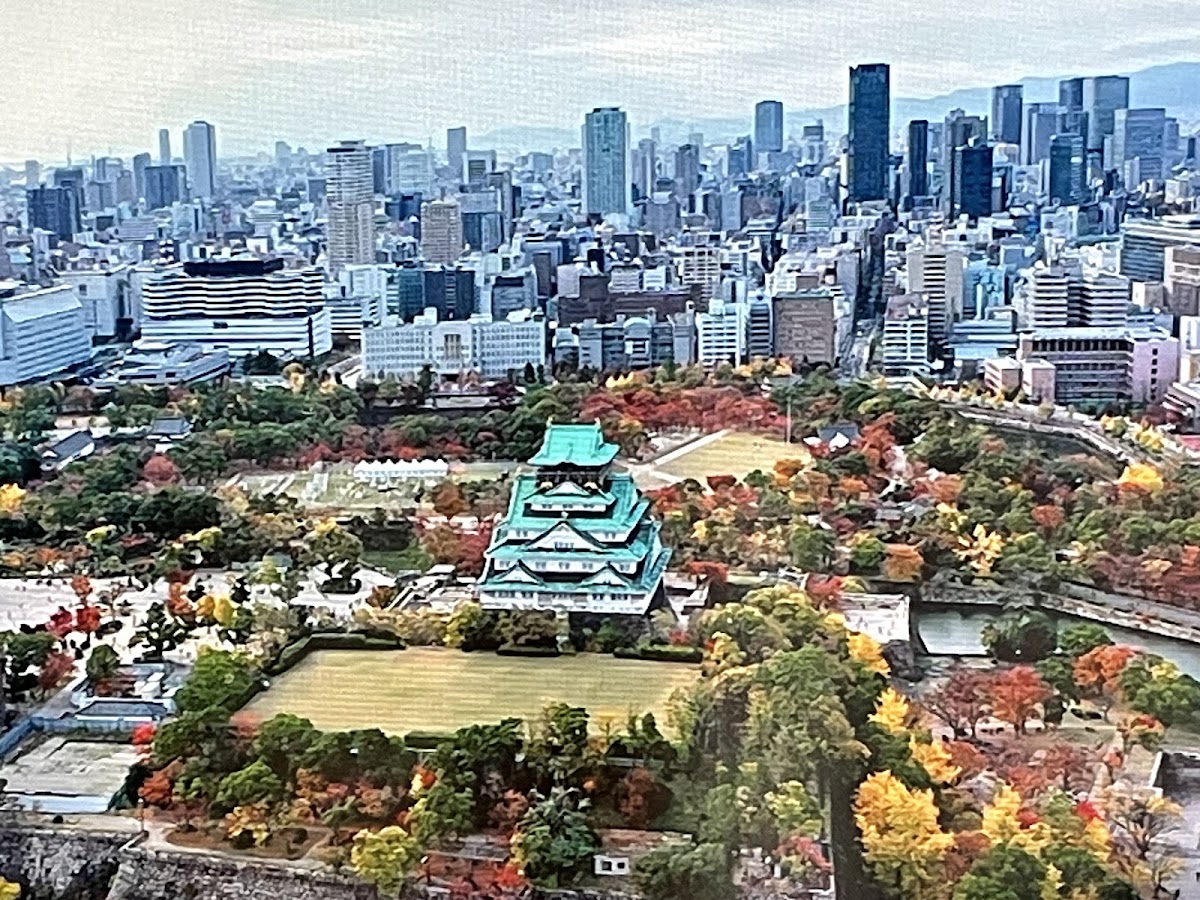 秋季紅葉環繞的大阪城與市景