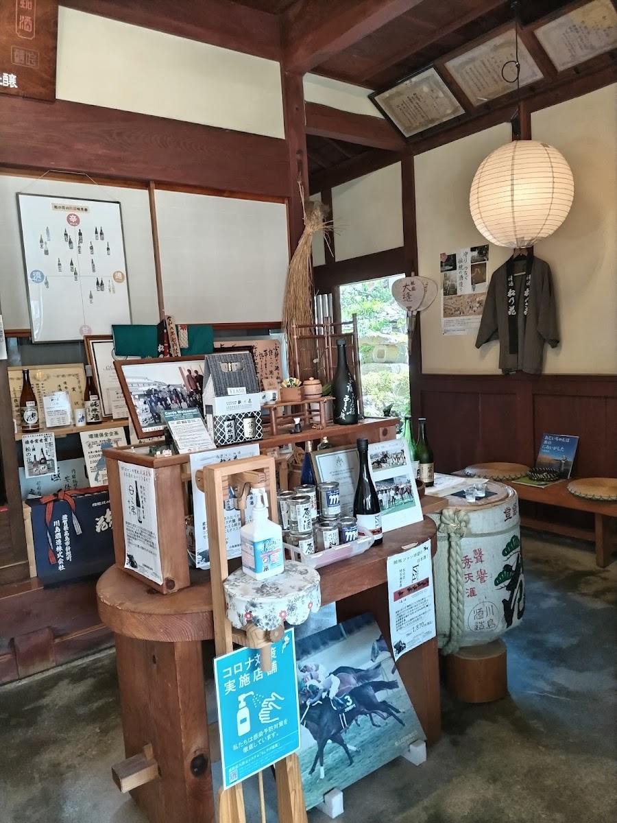 店內清酒陳列與展示櫃