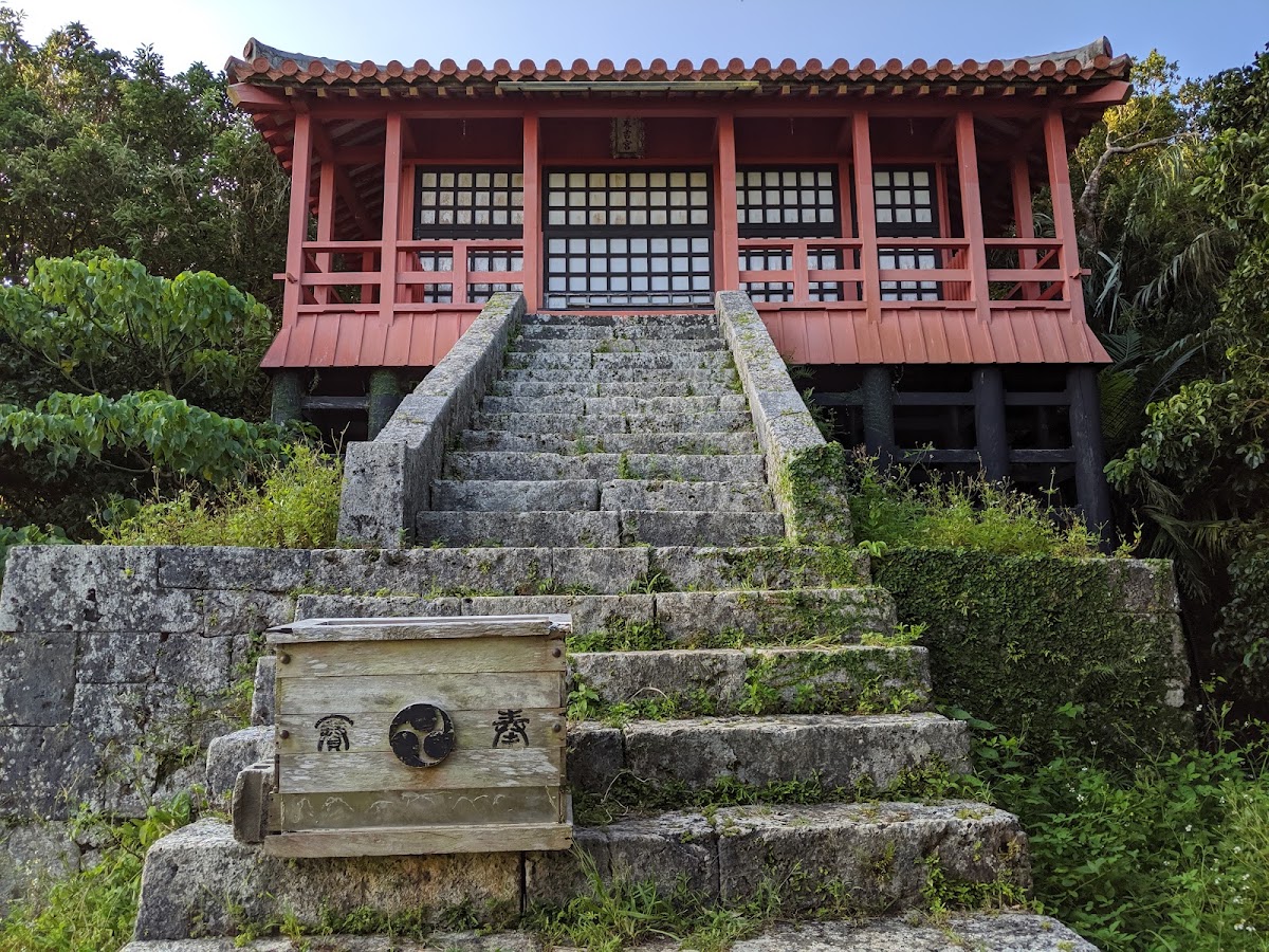 末吉宮神社建築與石階