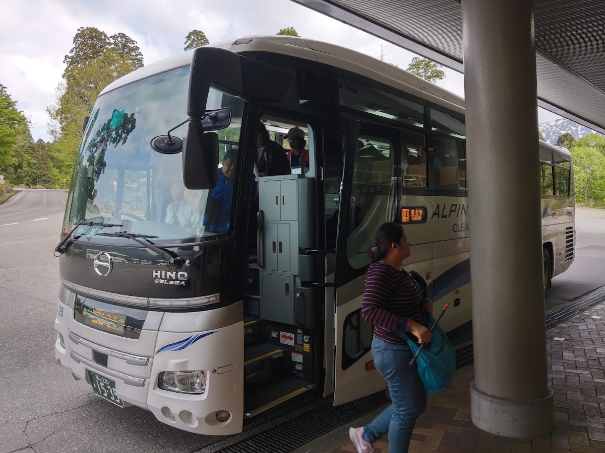 高原巴士與上下車旅客