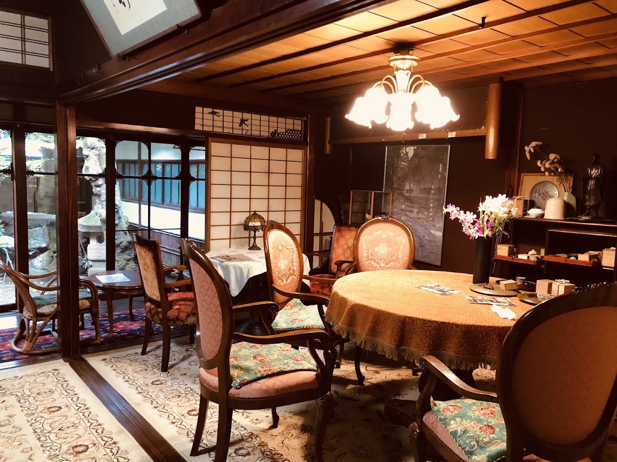 古色古香的室內沙發桌椅佈置