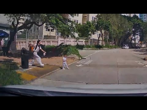 車CAM直擊 - 請照顧好同行小朋友 粉嶺保榮路