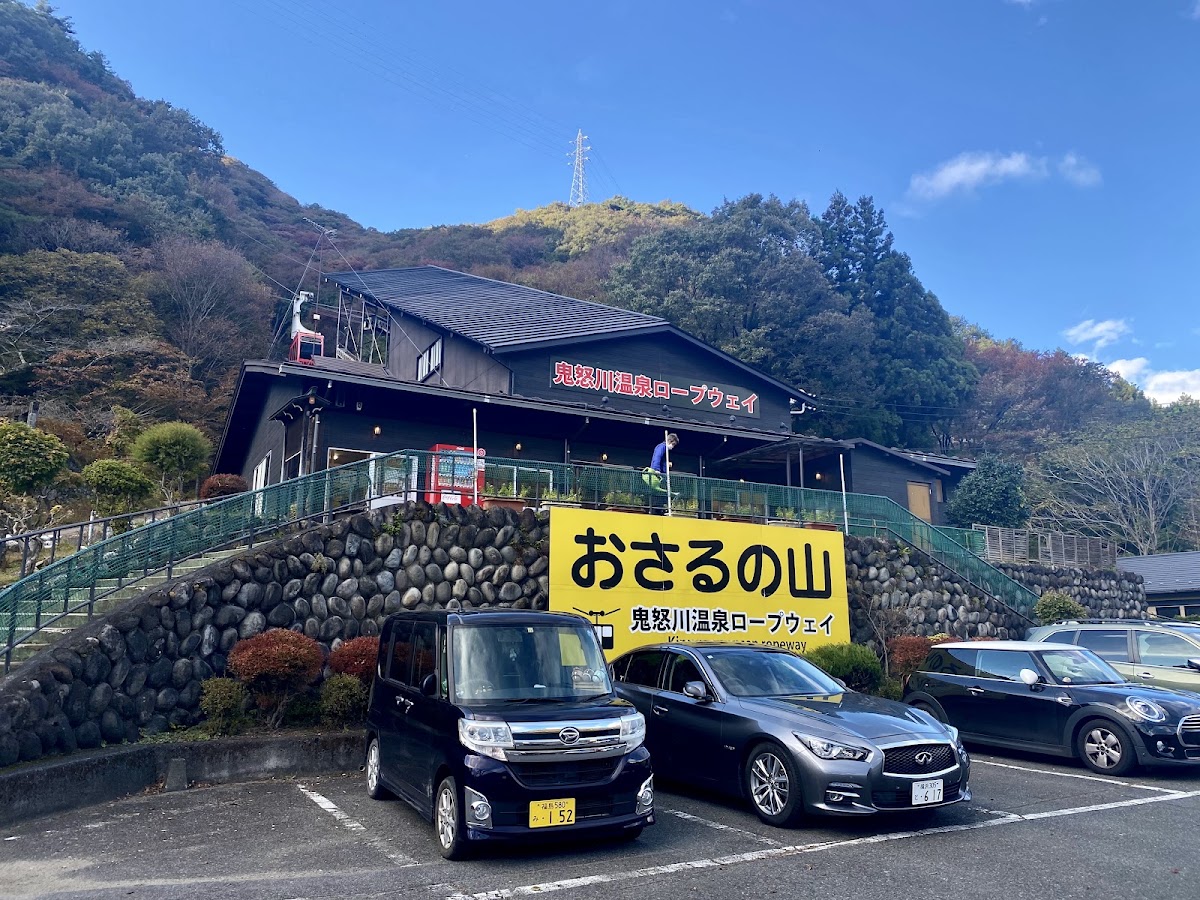 纜車站外觀與停車場大景