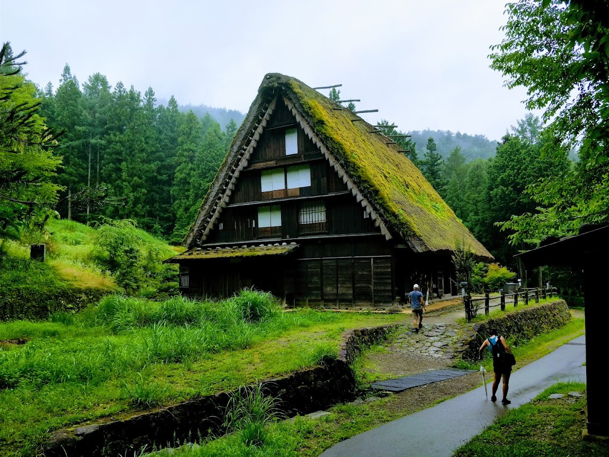 陰天下的合掌造住宅與遊客