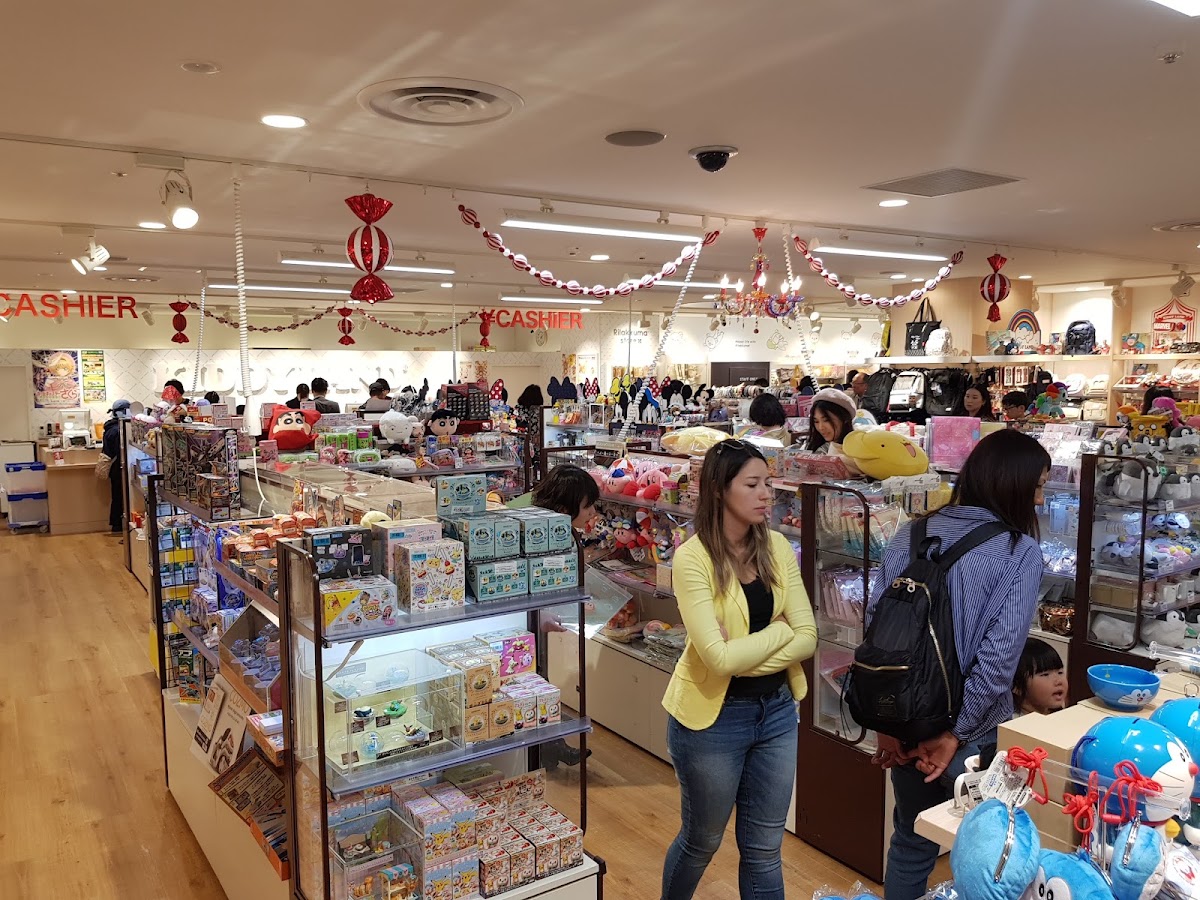 KIDDY LAND池袋店室內走廊與商品貨架
