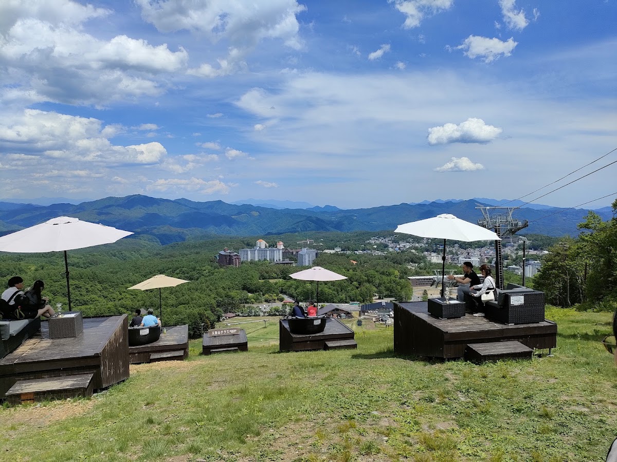 山頂露臺休閒區與遠山