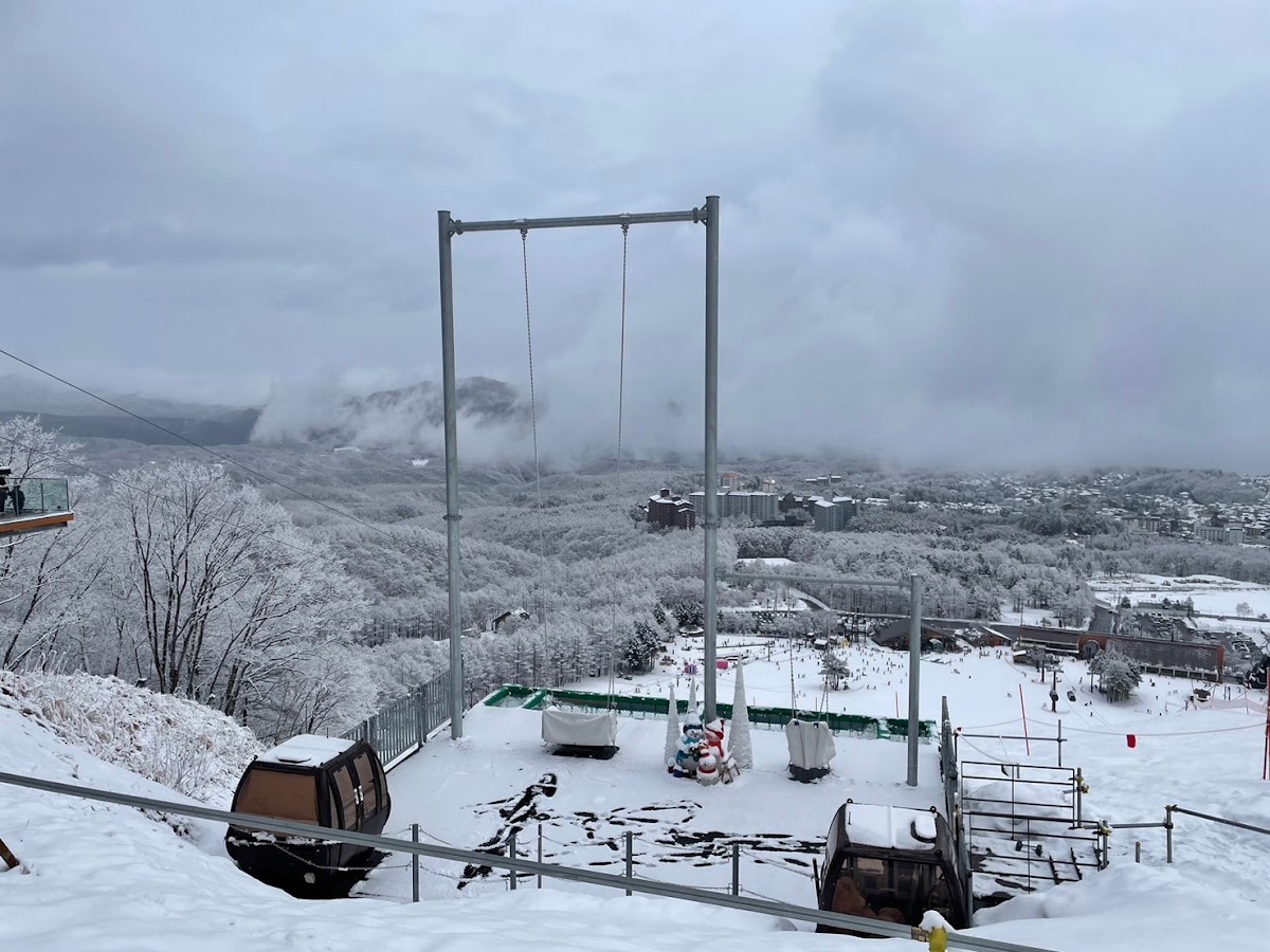 雪景中的高空鞦韆與纜車