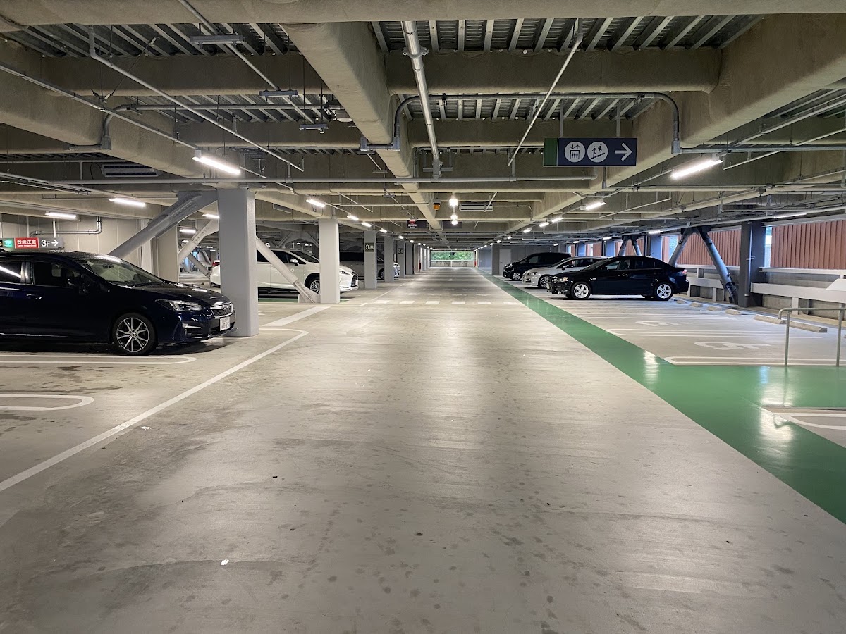 停車場內部車位與天花板